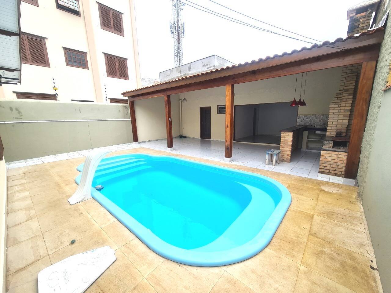 Casa à venda com 3 quartos, 200m² - Foto 2